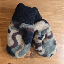 Load image into Gallery viewer, Childrens Mittens Size 6-7 years